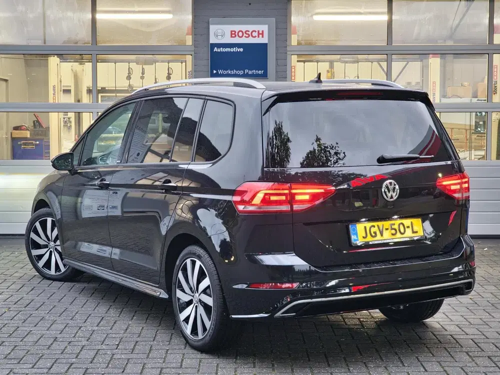 Volkswagen Touran 1.5 TSI DSG United R-line 7p uit 2020, foto 2