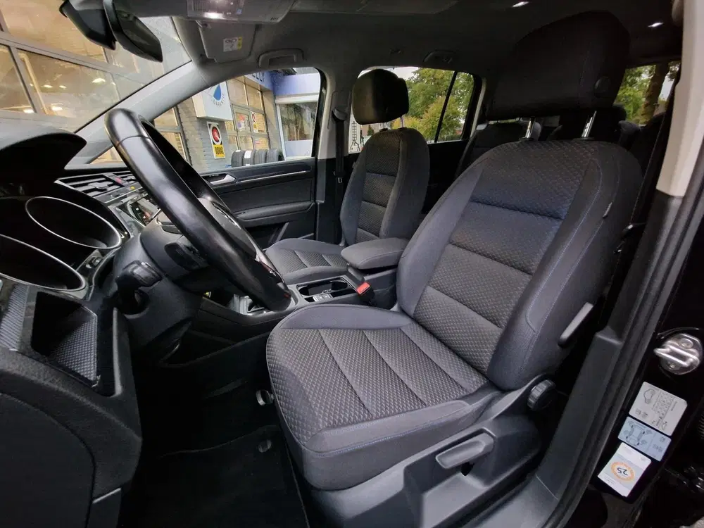 Volkswagen Touran 1.5 TSI DSG United R-line 7p uit 2020, foto 4