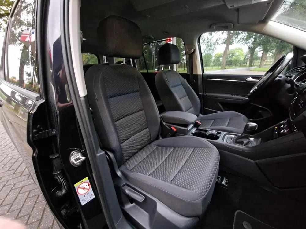 Volkswagen Touran 1.5 TSI DSG United R-line 7p uit 2020, foto 5