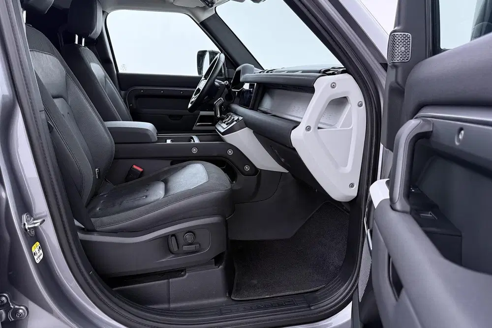 Land Rover Defender 110 D200 SE uit 2020, foto 5