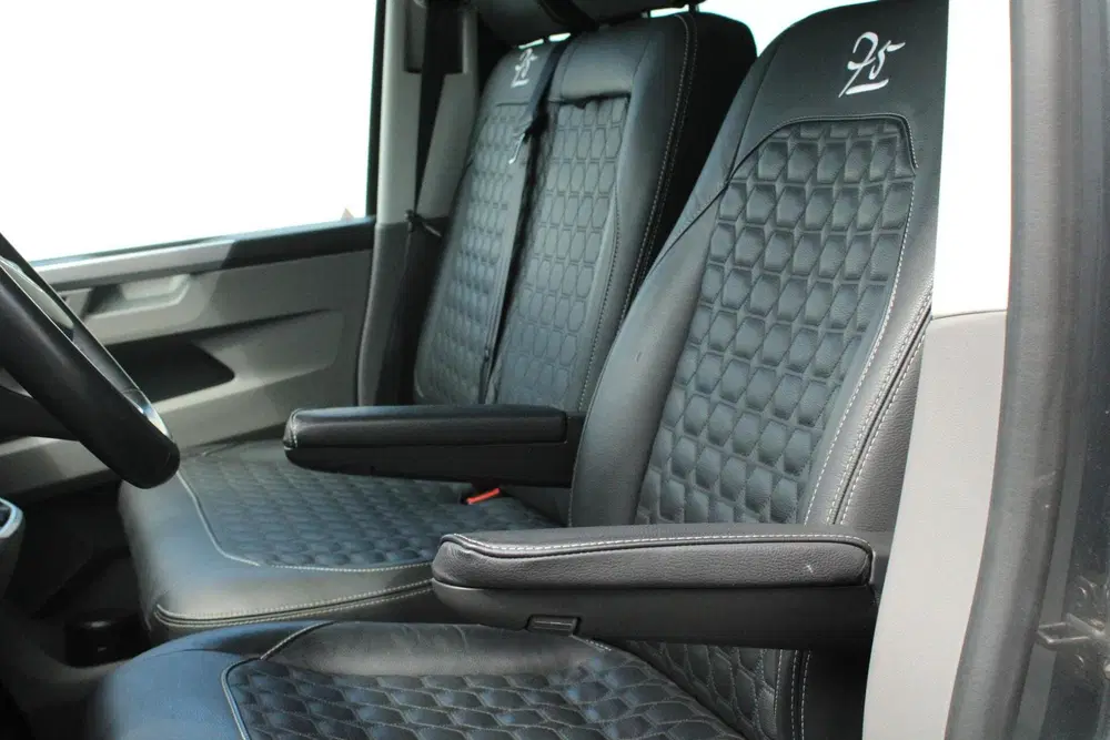 Volkswagen Transporter 2.0 TDI L2H1 30 DC Bulli 75-edition uit 2024, foto 13