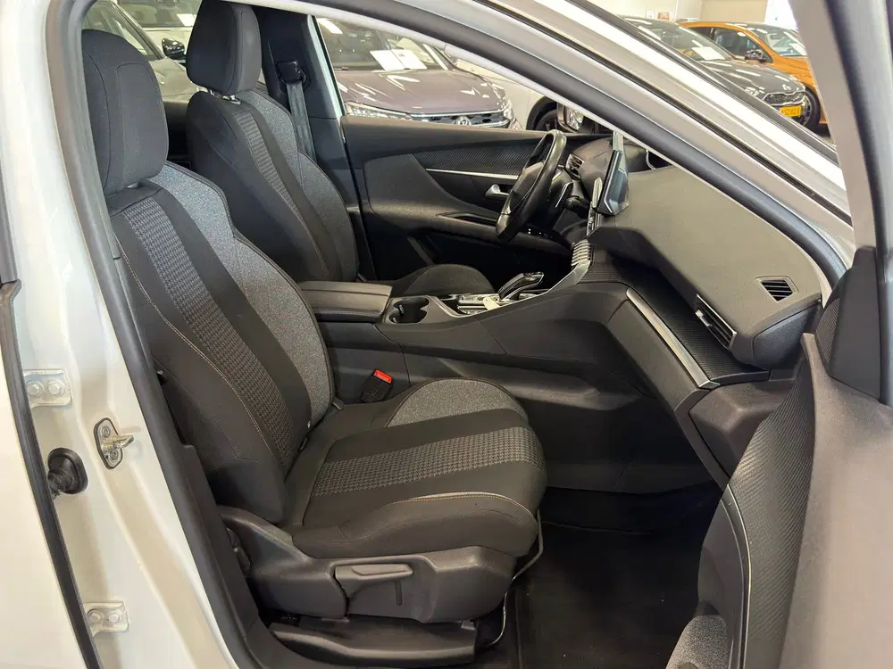 Peugeot 3008 1.2 PureTech uit 2021, foto 14