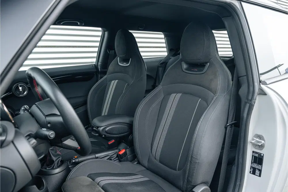 Mini Cooper Cooper JCW uit 2021, foto 4