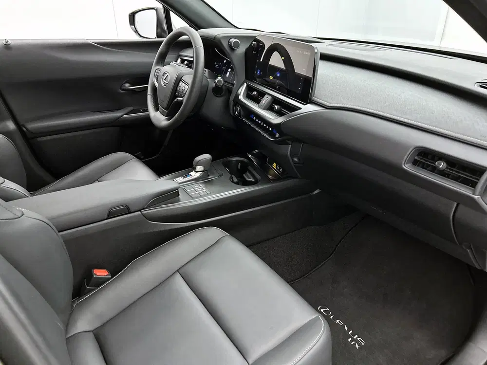 Lexus UX 300h F SPORT Design uit 2025, foto 6