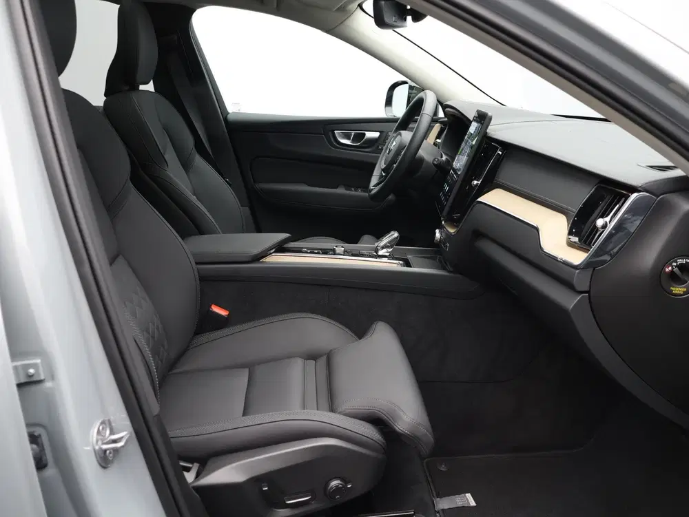 Volvo XC60 2.0 T6 Plug-in hybrid AWD Ultra Dark uit 2026, foto 8
