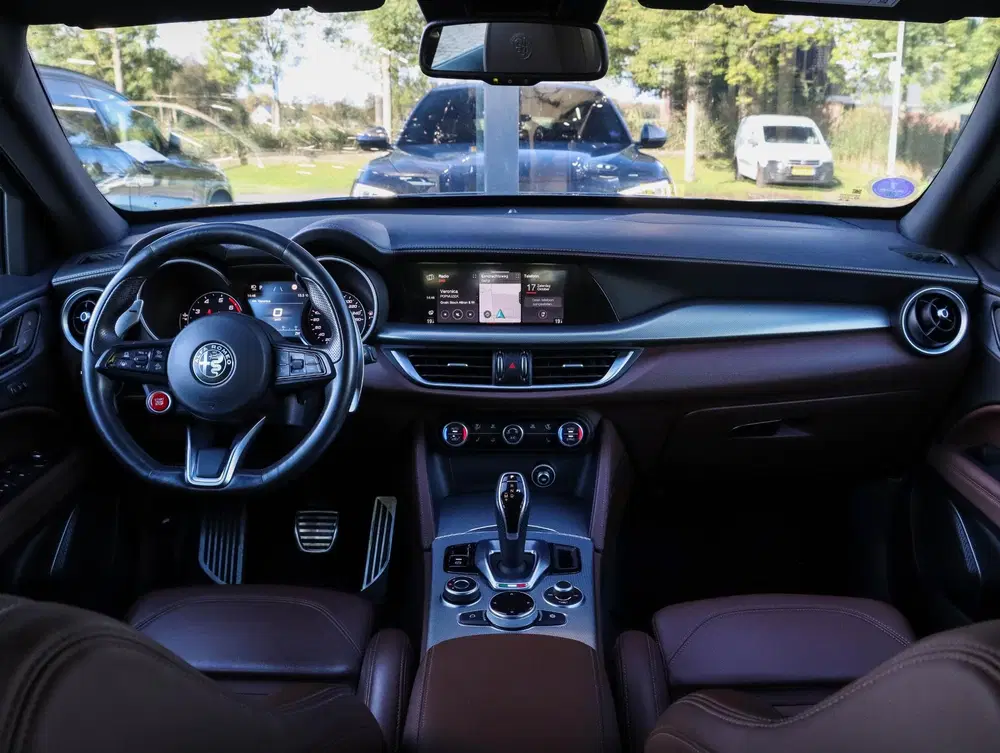 Alfa Romeo Stelvio 2.0 T AWD Veloce 280pk Sportstoelen Trekh uit 2021, foto 2