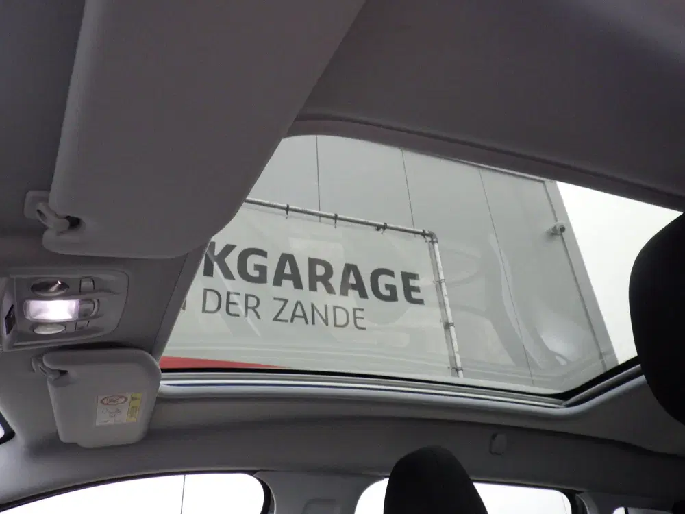 Peugeot 2008 1.2 Blue Lion uit 2019, foto 2