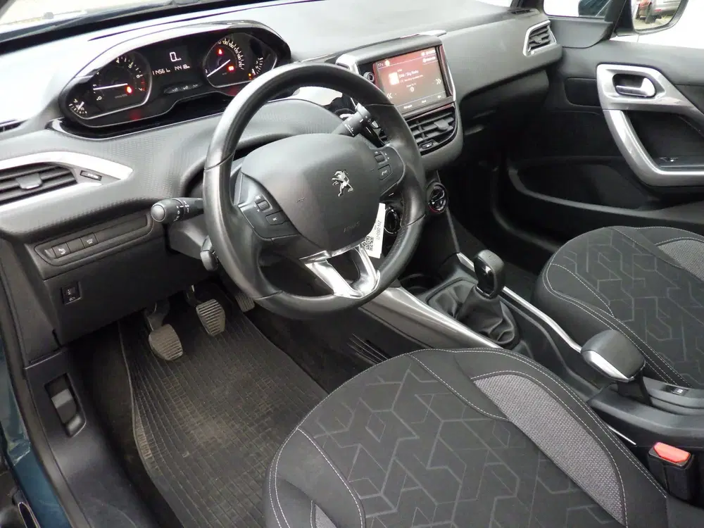 Peugeot 2008 1.2 Blue Lion uit 2019, foto 6