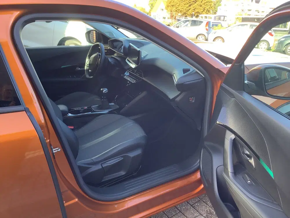 Peugeot 2008 1.2 PureTech Blue Lease Allure uit 2021, foto 11