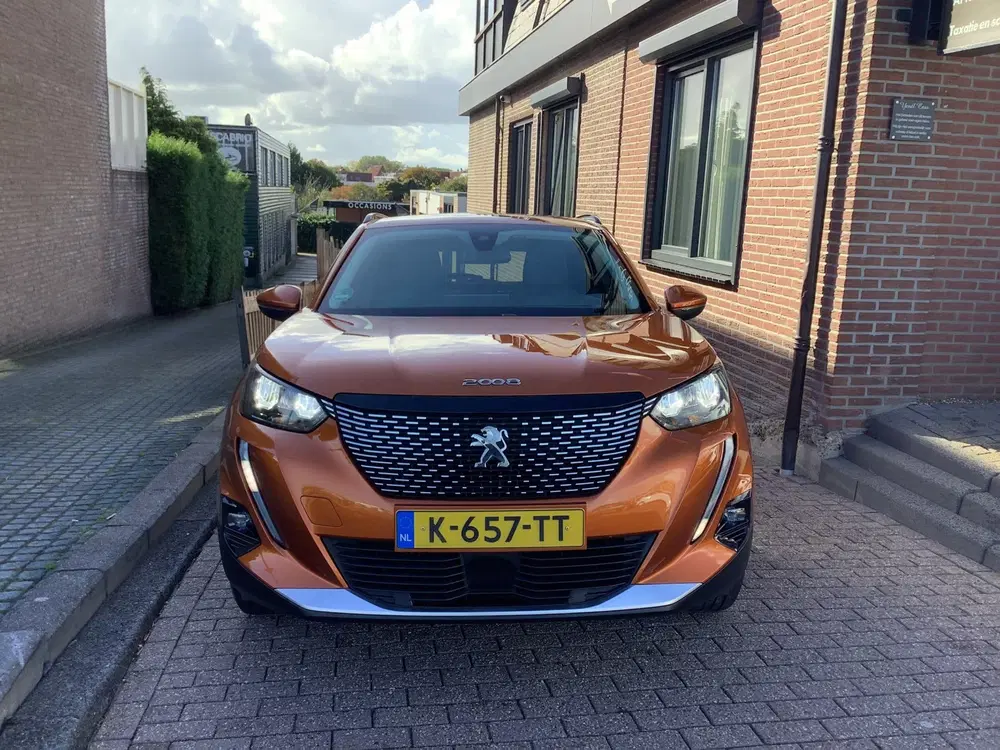 Peugeot 2008 1.2 PureTech Blue Lease Allure uit 2021, foto 2