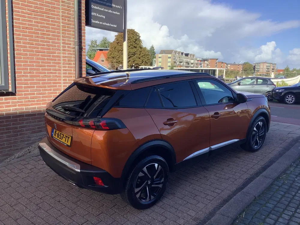 Peugeot 2008 1.2 PureTech Blue Lease Allure uit 2021, foto 4