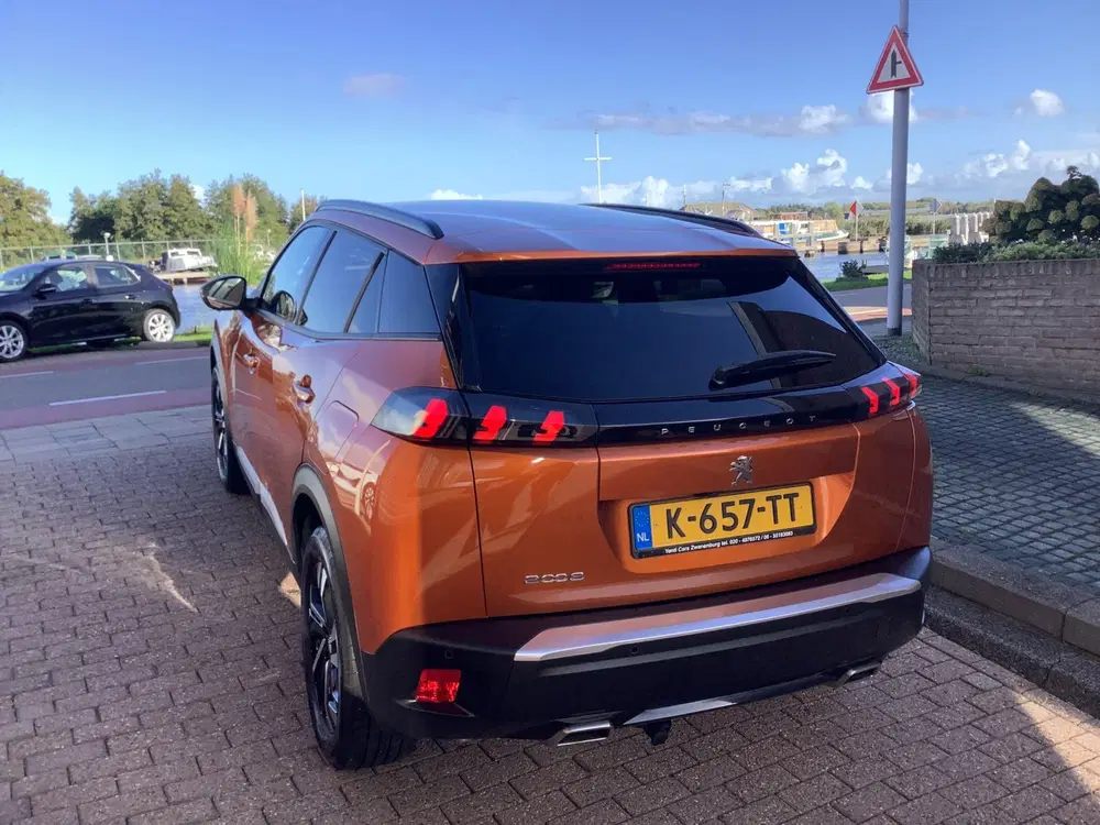 Peugeot 2008 1.2 PureTech Blue Lease Allure uit 2021, foto 5