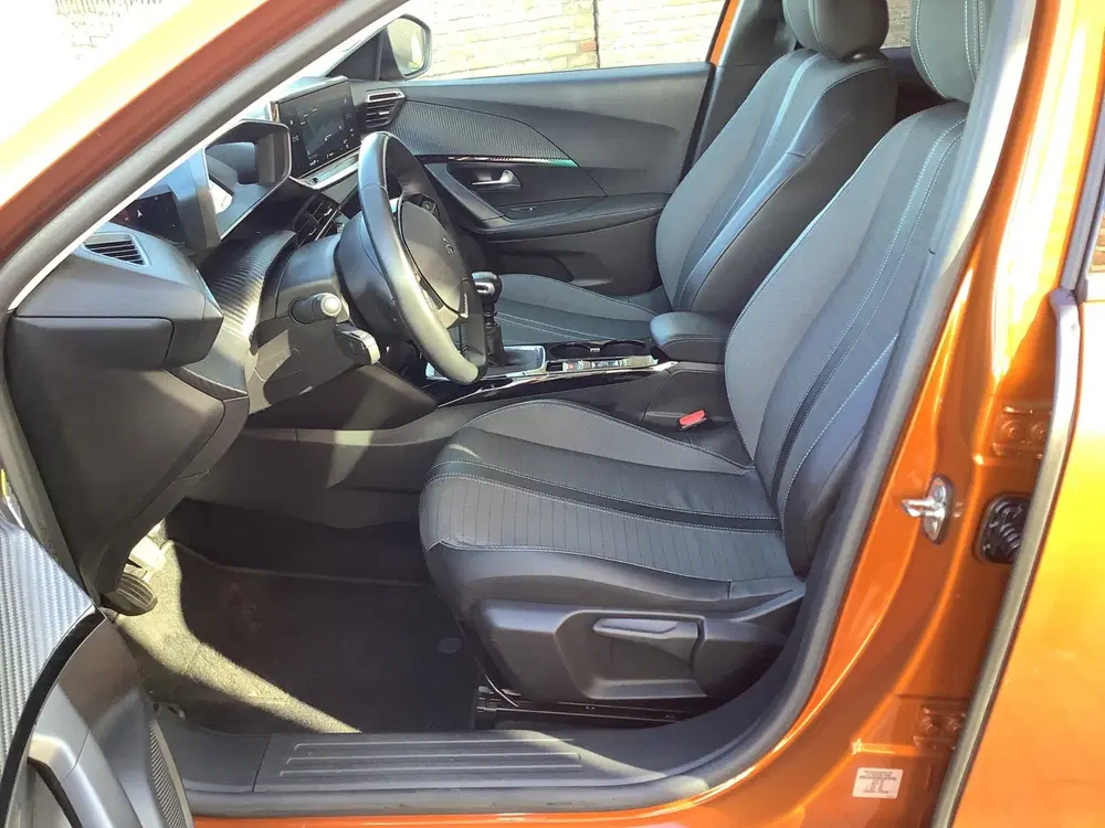 Peugeot 2008 1.2 PureTech Blue Lease Allure uit 2021, foto 7