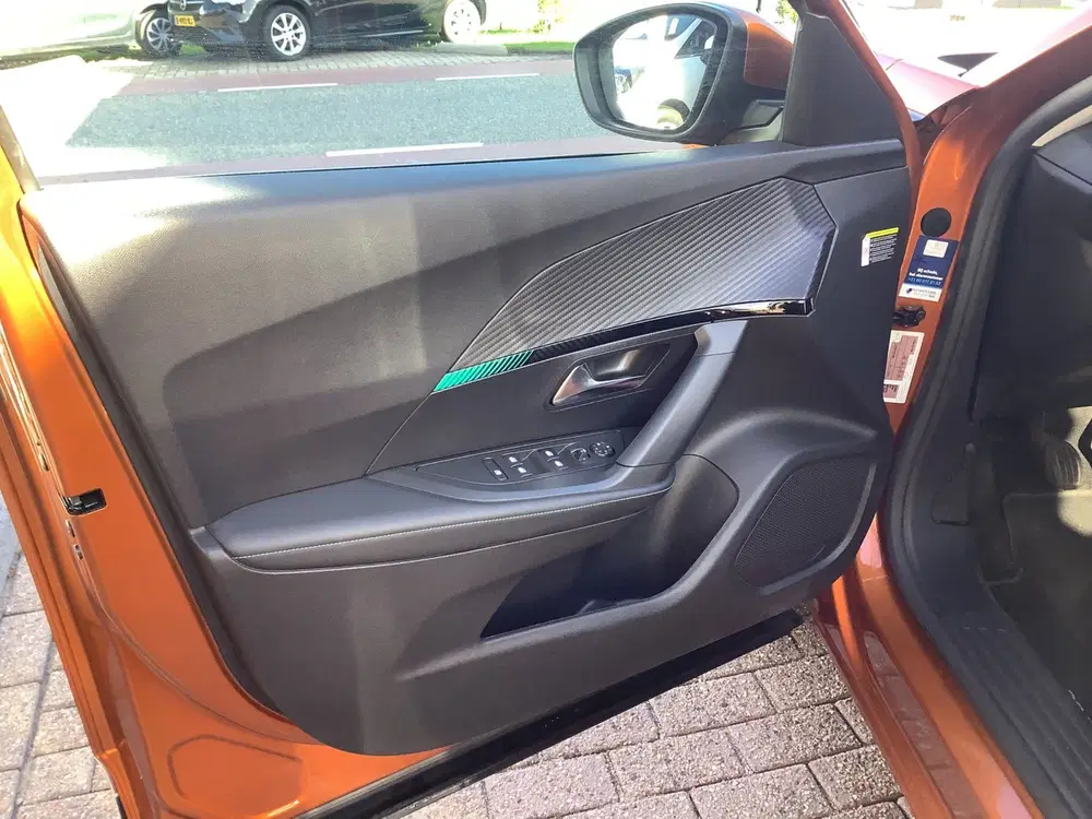 Peugeot 2008 1.2 PureTech Blue Lease Allure uit 2021, foto 8