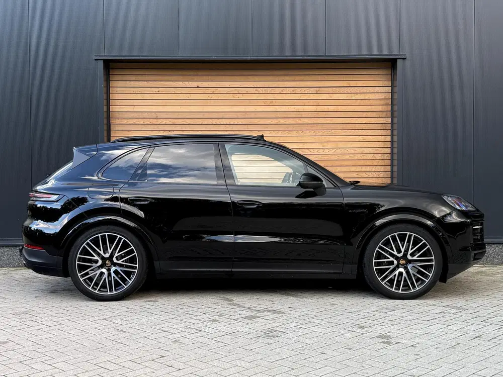 Porsche Cayenne 3.0 E-Hybrid Black Edition MASSAGE uit 2024, foto 2