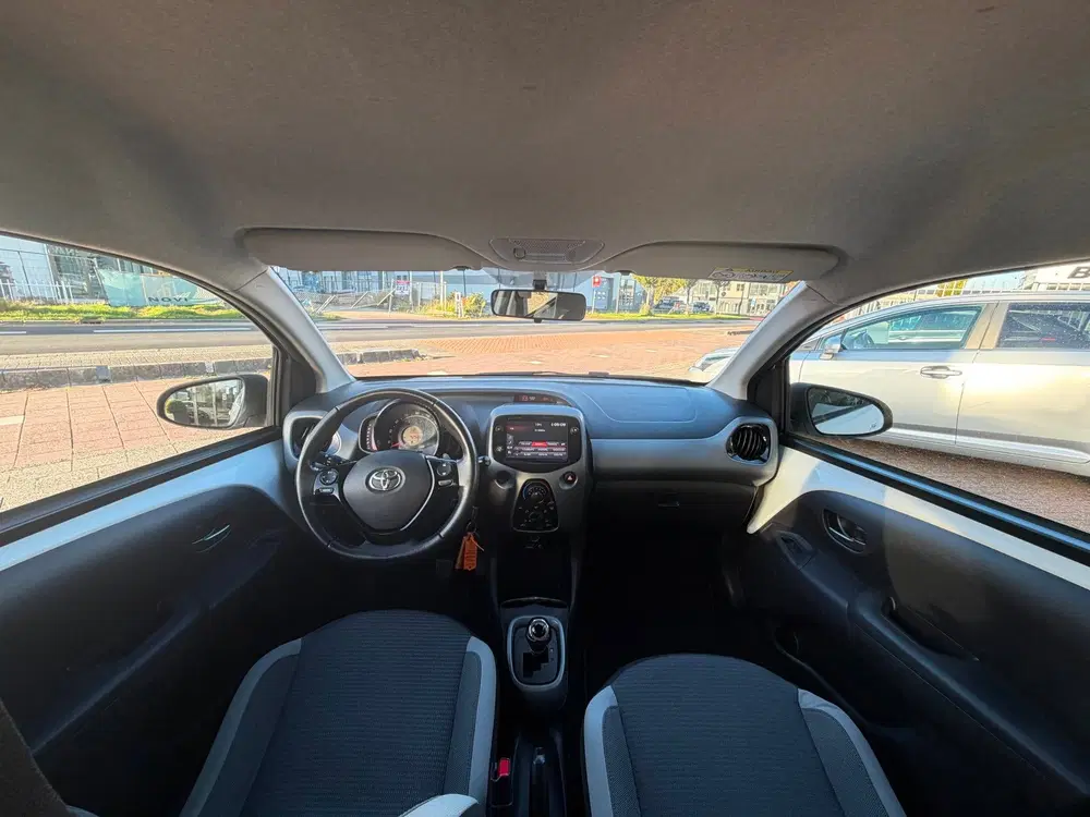 Toyota Aygo 1.0 VVT-i x-play AUTOMAAT uit 2020, foto 2