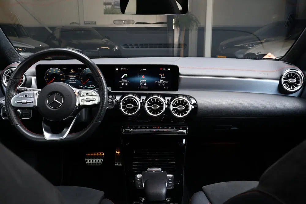 Mercedes-Benz CLA 250 e AMG Limited uit 2020, foto 4