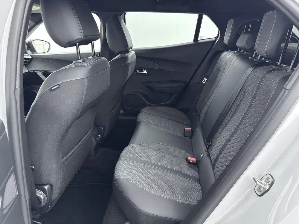 Peugeot 2008 1.2 Hybrid 145 Allure uit 2025, foto 13