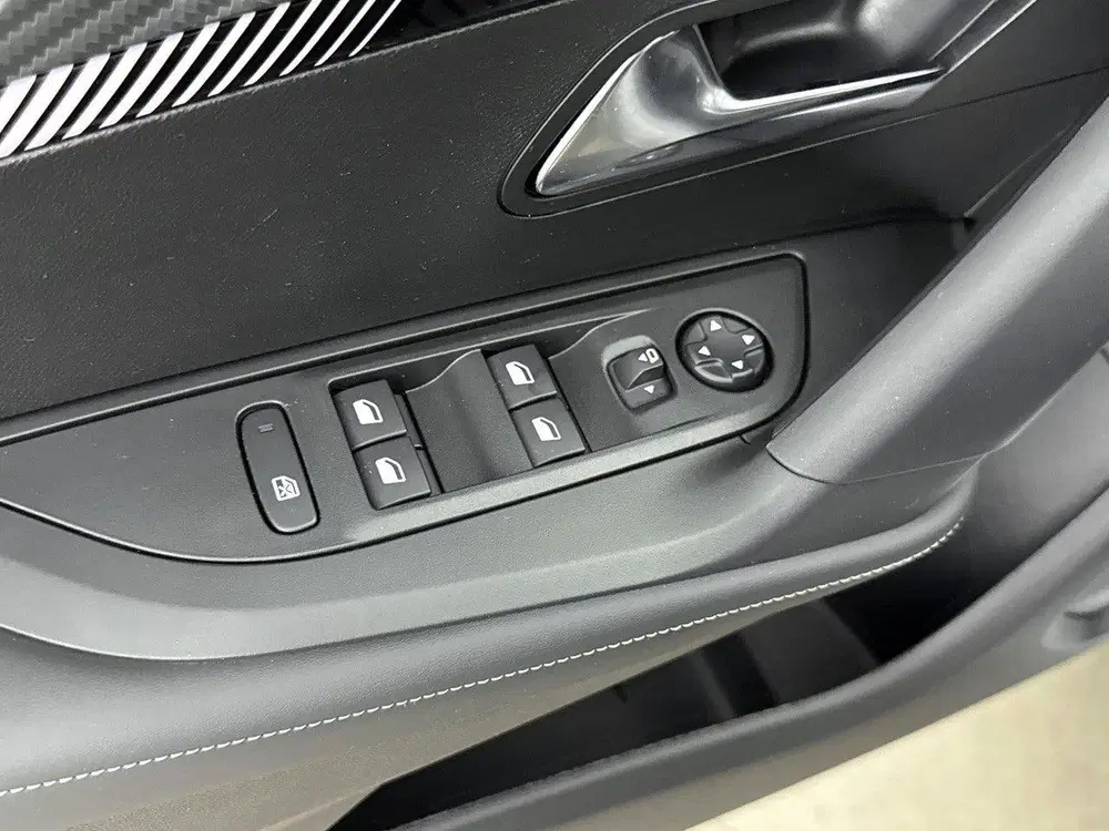 Peugeot 2008 1.2 Hybrid 145 Allure uit 2025, foto 15