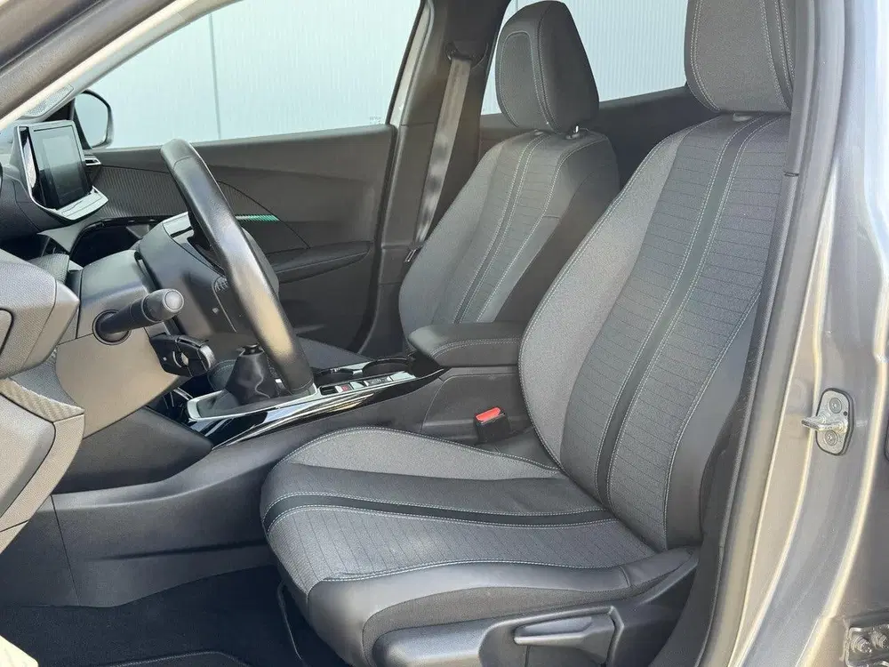 Peugeot 2008 1.2 PureTech Allure uit 2022, foto 11