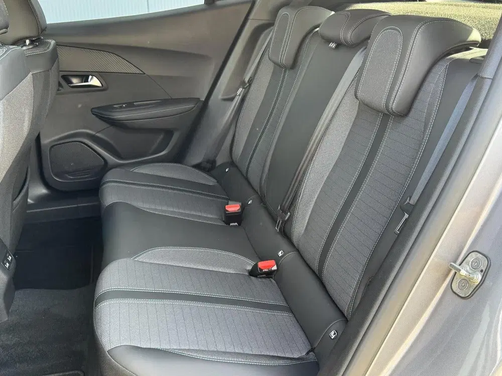 Peugeot 2008 1.2 PureTech Allure uit 2022, foto 12