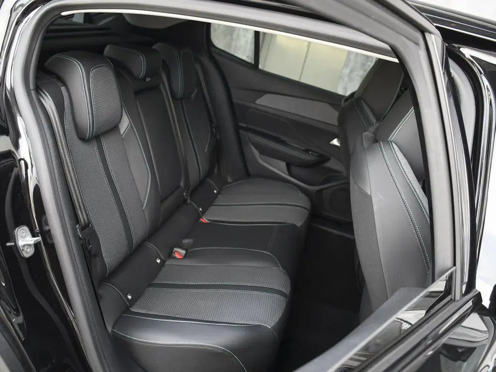 Peugeot 408 Allure 1.2 Hybrid 145pk Automaat ADAPT. CC uit 2025, foto 11