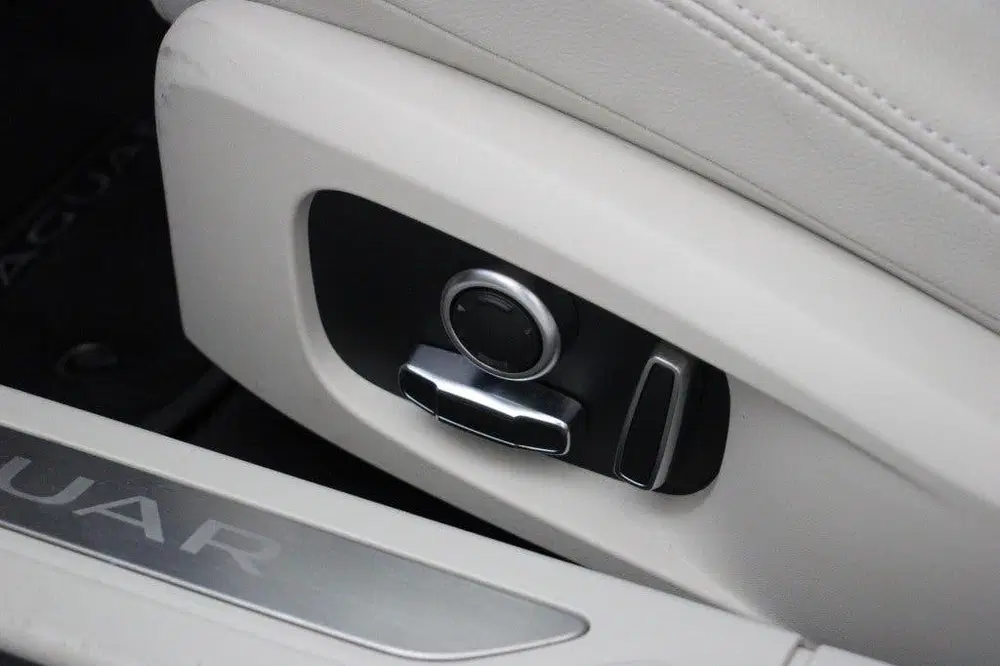 Jaguar XF Sedan 2.0 D200 R-Dynamic S Automaat uit 2021, foto 12