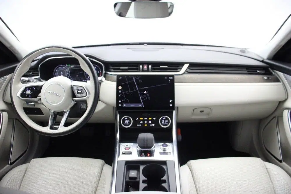 Jaguar XF Sedan 2.0 D200 R-Dynamic S Automaat uit 2021, foto 2