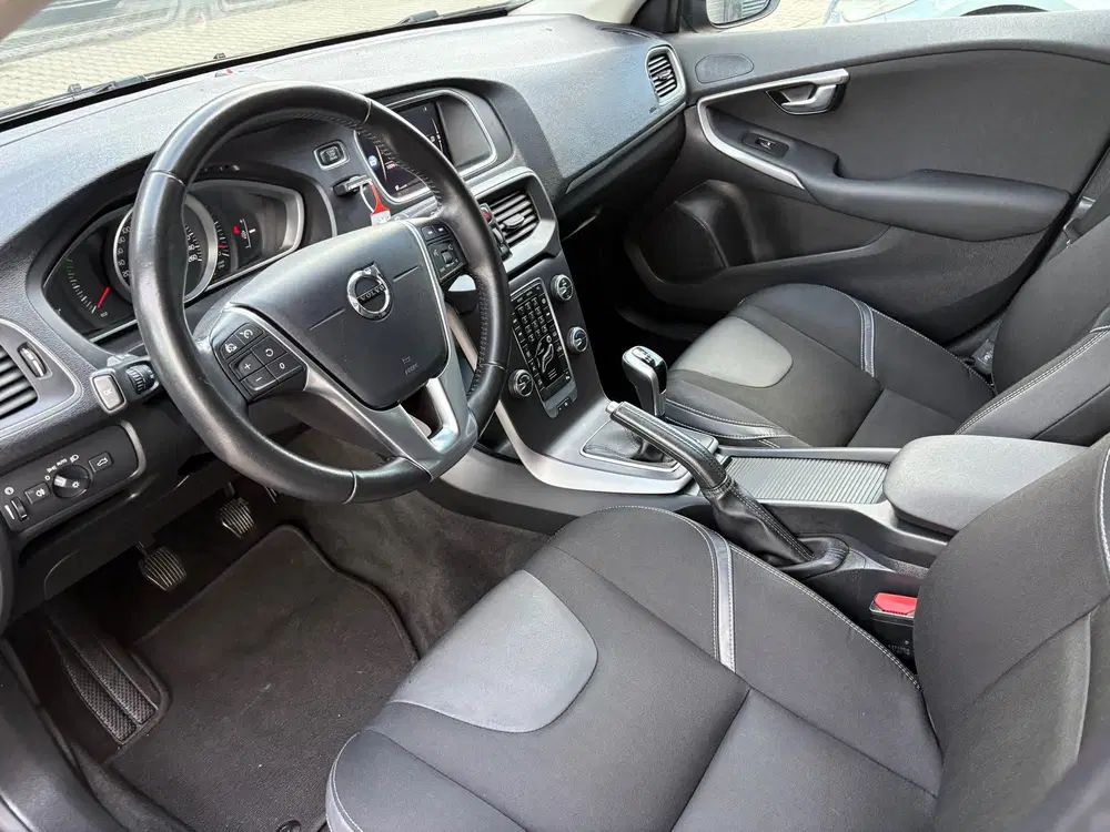 Volvo V40 2.0 D2 Momentum Navigatie uit 2020, foto 3