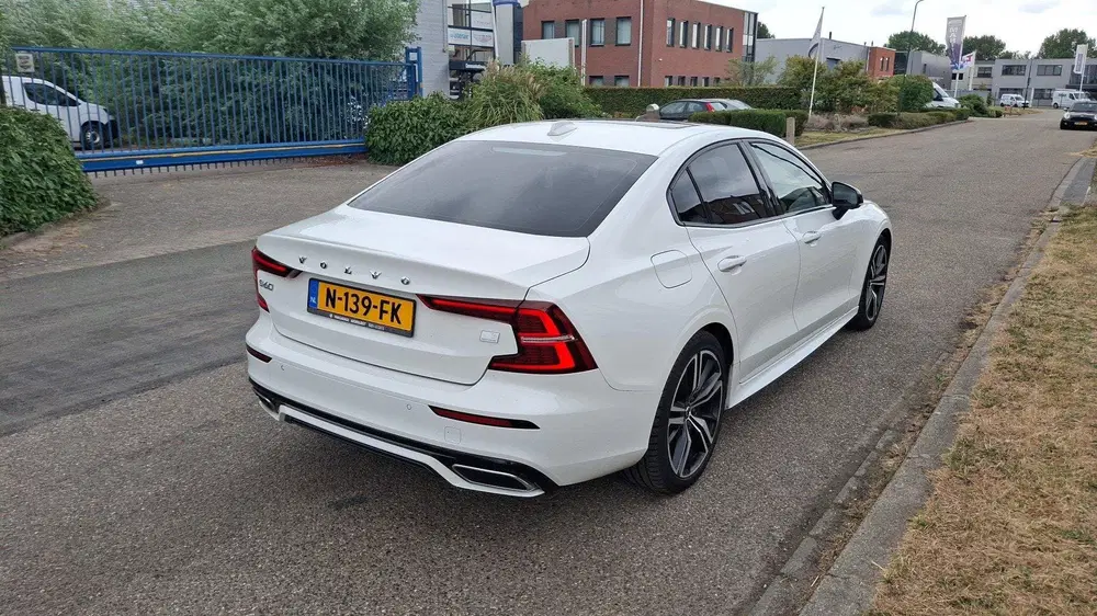 Volvo S60 Recharge T6 AWD R-Design uit 2021, foto 4