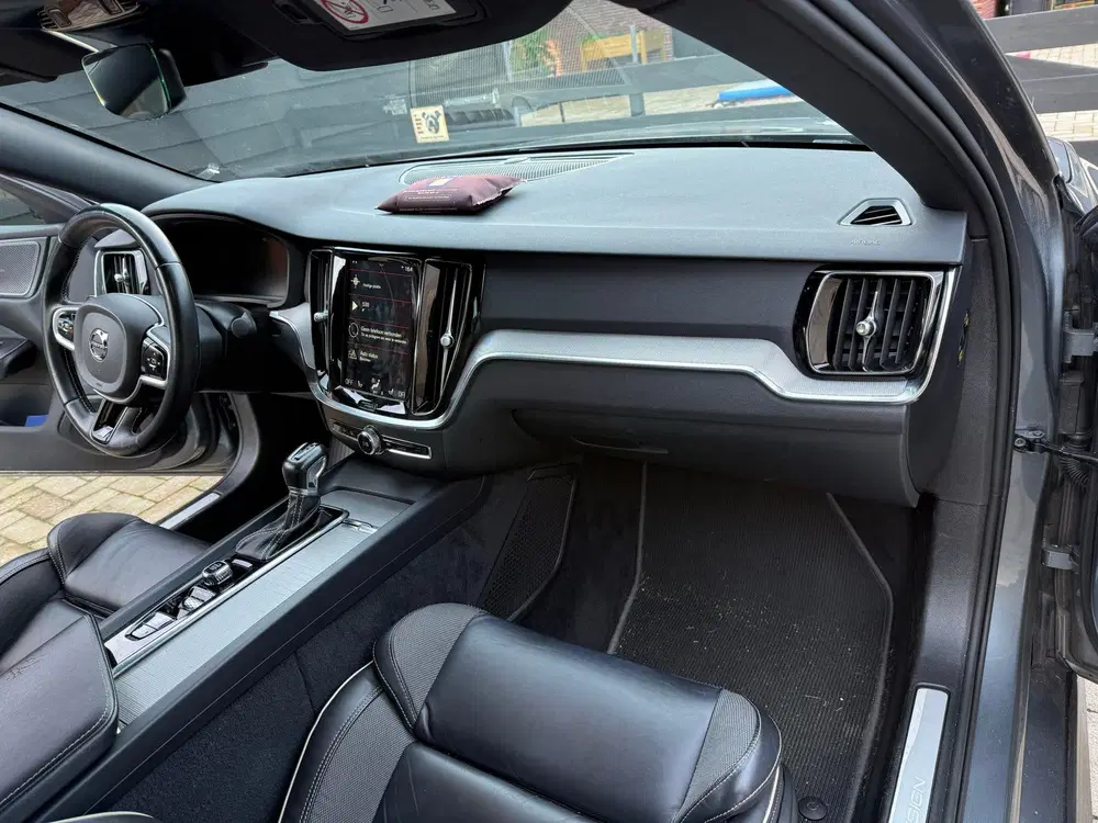 Volvo S60 T5 250pk Geartronic 2020 Grijs R-design uit 2020, foto 11