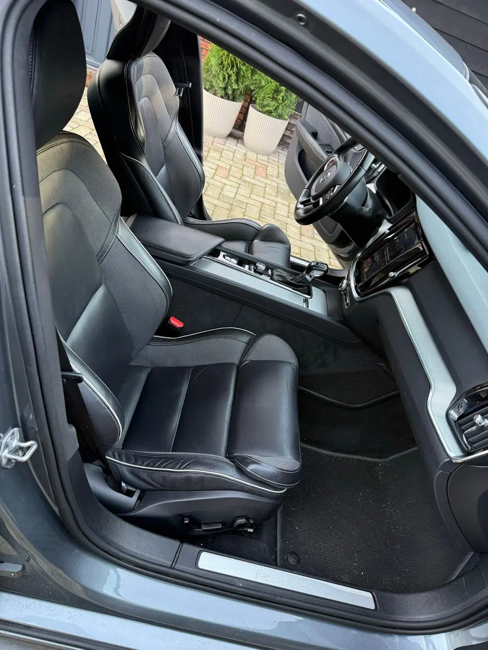 Volvo S60 T5 250pk Geartronic 2020 Grijs R-design uit 2020, foto 12
