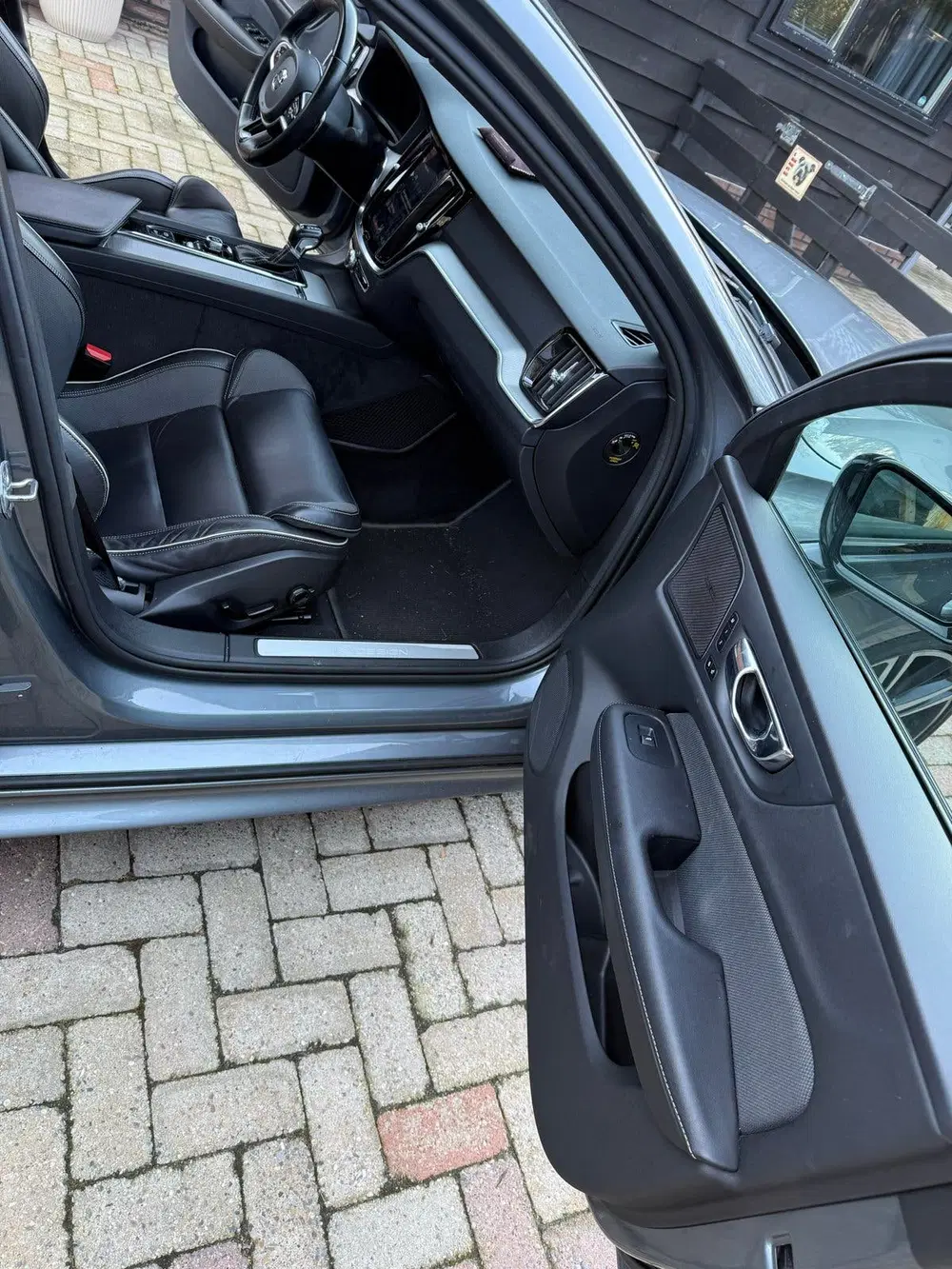 Volvo S60 T5 250pk Geartronic 2020 Grijs R-design uit 2020, foto 13