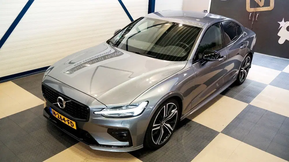 Volvo S60 T5 250pk Geartronic 2020 Grijs R-design uit 2020, foto 2