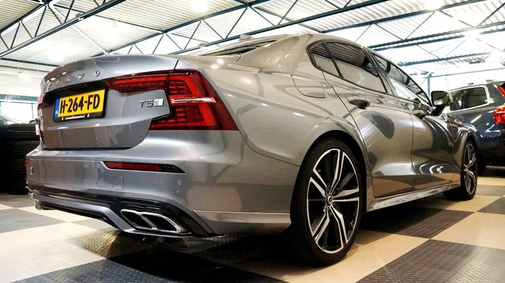Volvo S60 T5 250pk Geartronic 2020 Grijs R-design uit 2020, foto 3