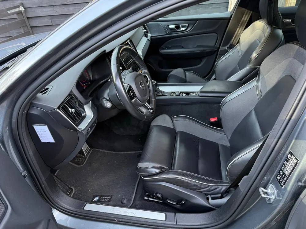 Volvo S60 T5 250pk Geartronic 2020 Grijs R-design uit 2020, foto 4