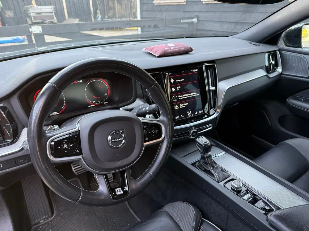 Volvo S60 T5 250pk Geartronic 2020 Grijs R-design uit 2020, foto 5