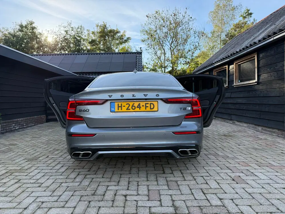 Volvo S60 T5 250pk Geartronic 2020 Grijs R-design uit 2020, foto 9