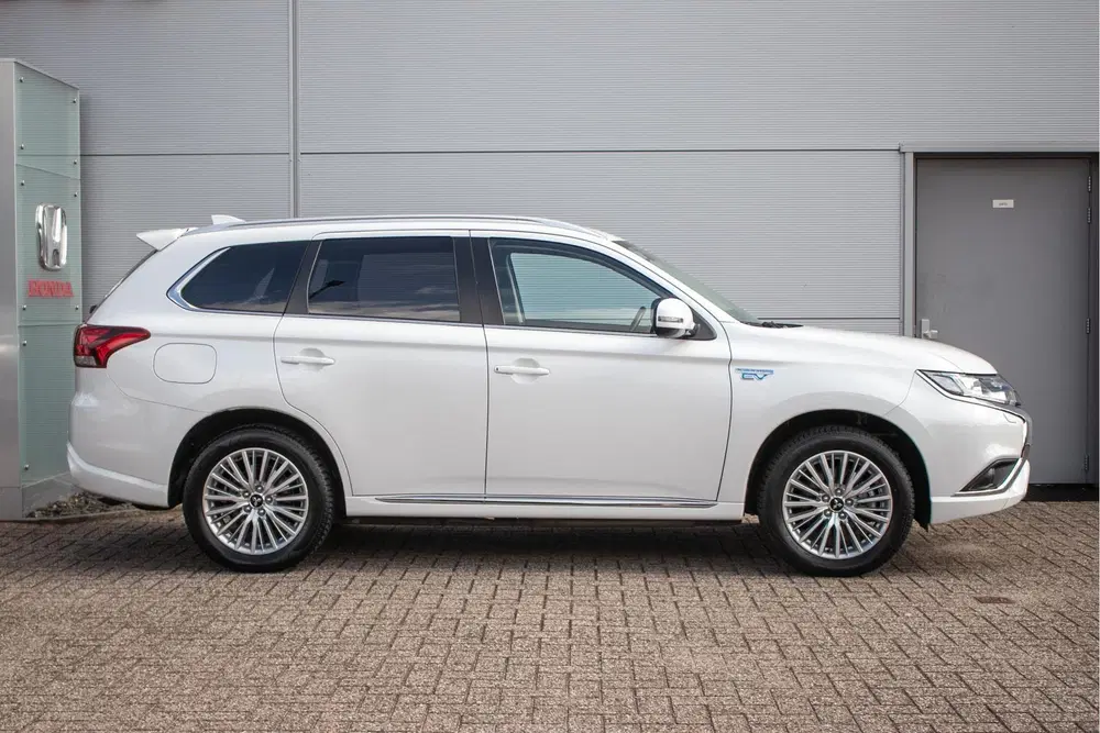 Mitsubishi Outlander 2.4 PHEV Intense+ -Afn. trekhaak uit 2020, foto 2