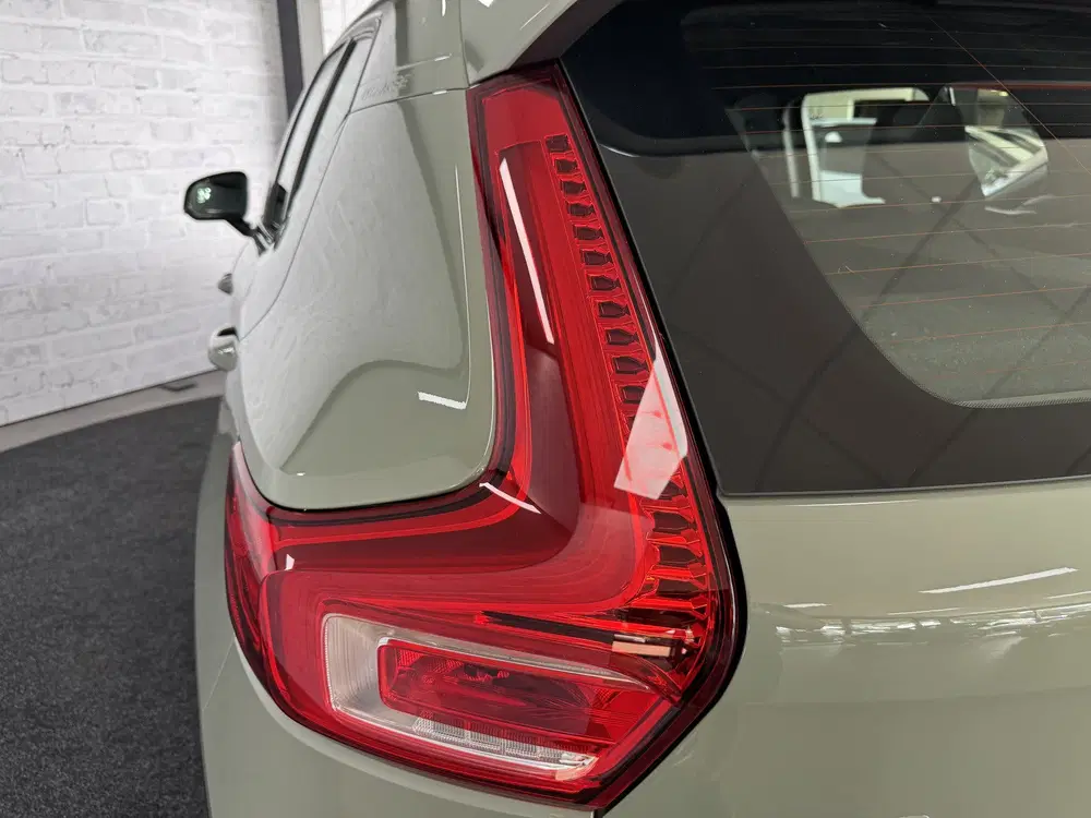 Volvo XC40 1.5 T4 PHEV Plus Dark Trekhaak Harman Kard uit 2023, foto 12