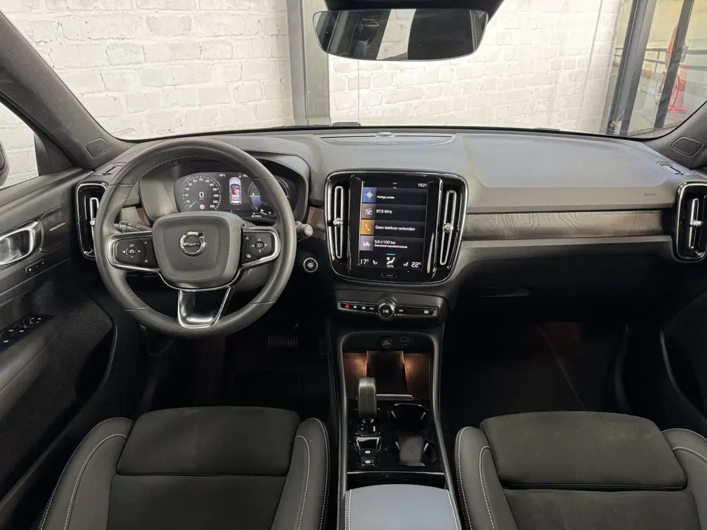 Volvo XC40 1.5 T4 PHEV Plus Dark Trekhaak Harman Kard uit 2023, foto 3