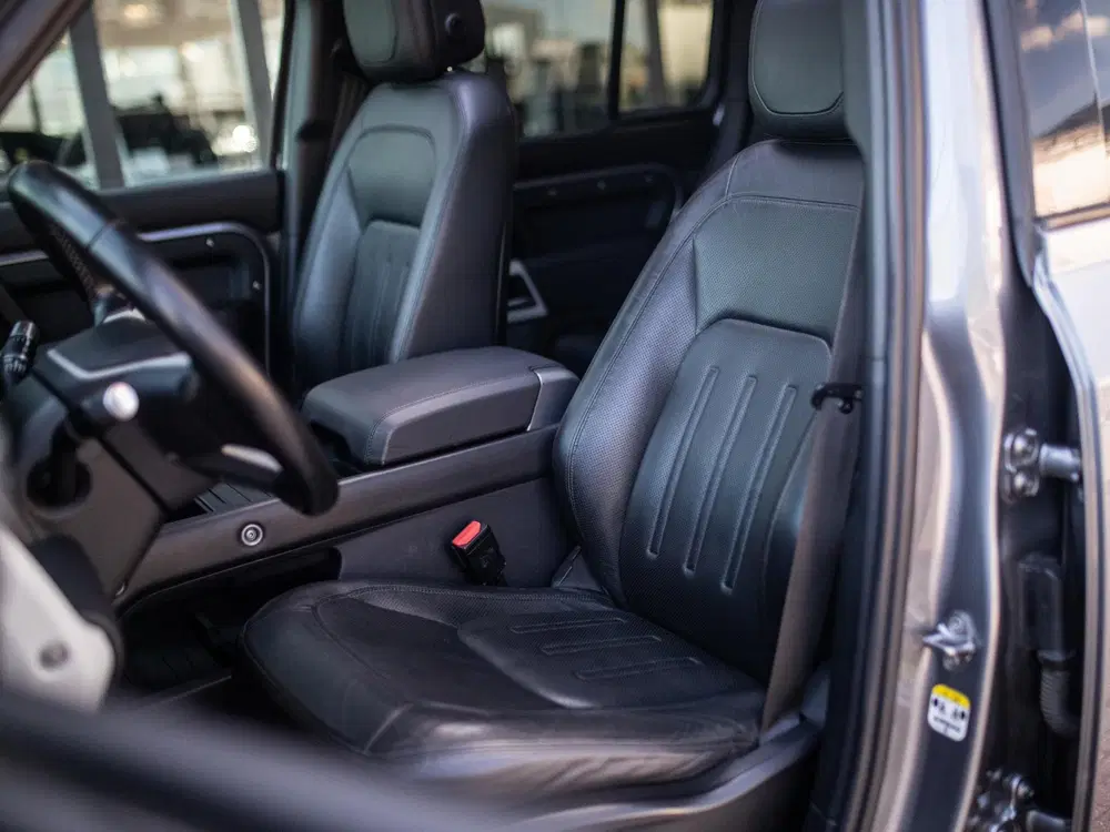 Land Rover Defender 2.0 D200 110 HSE X-Dynamic uit 2020, foto 4