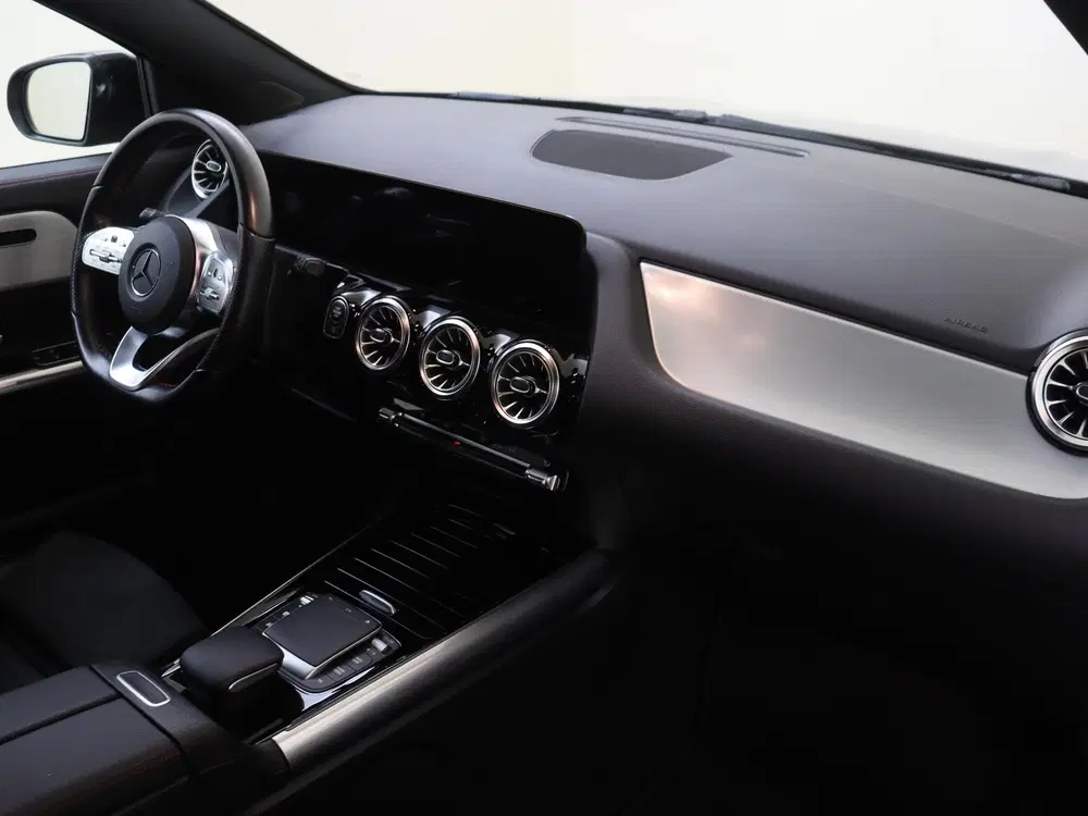 Mercedes-Benz GLA 200 AMG Line uit 2022, foto 4