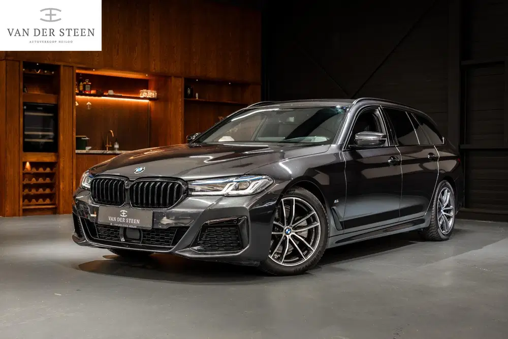 BMW 5-serie 520i Business Edition Plus Sensatec M Sp uit 2023