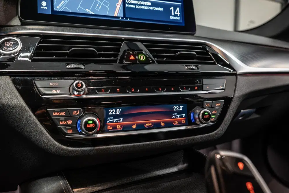BMW 5-serie 520i Business Edition Plus Sensatec M Sp uit 2023, foto 13