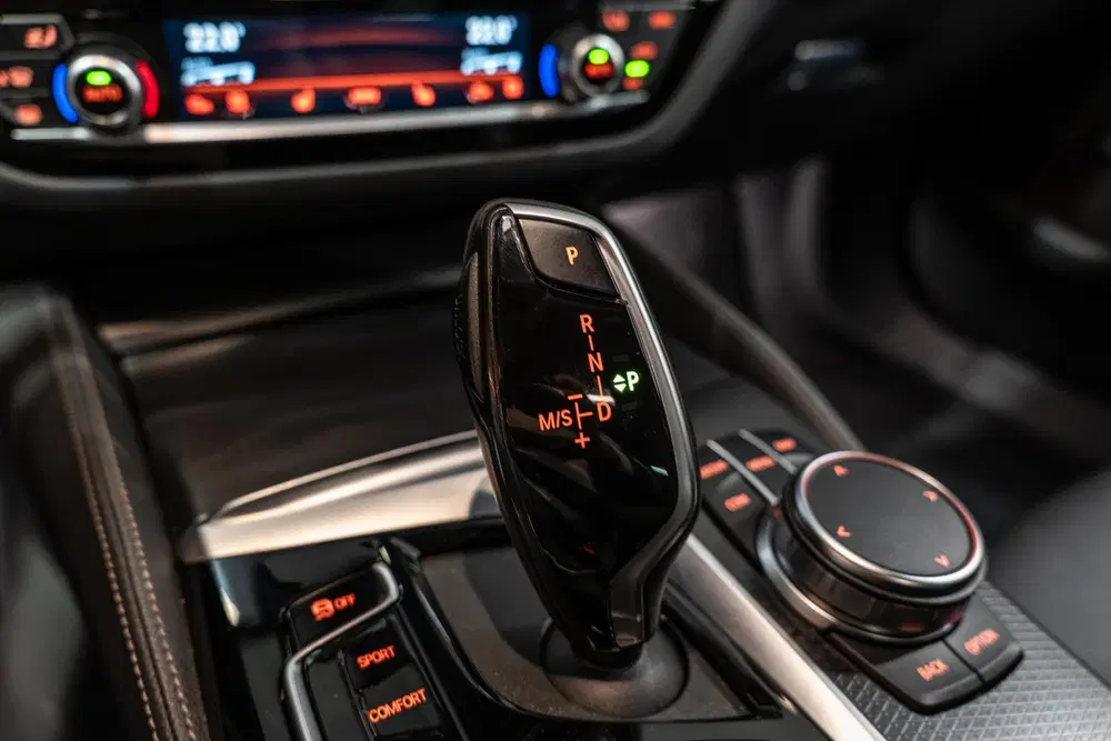 BMW 5-serie 520i Business Edition Plus Sensatec M Sp uit 2023, foto 14