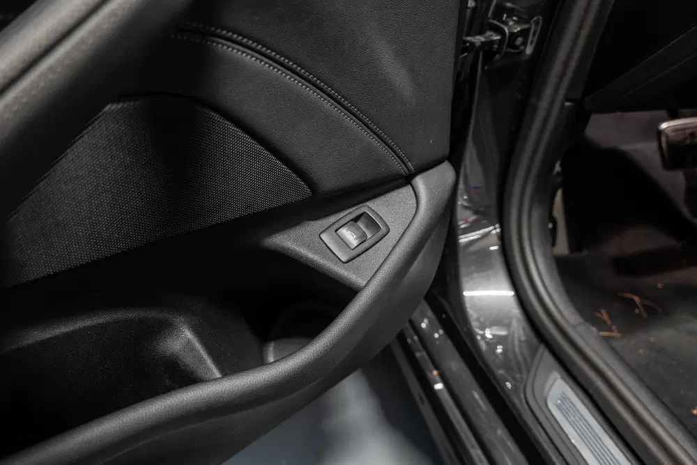 BMW 5-serie 520i Business Edition Plus Sensatec M Sp uit 2023, foto 15