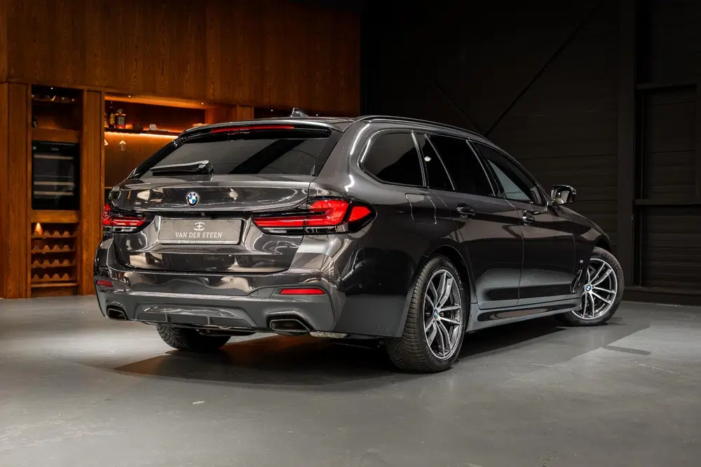 BMW 5-serie 520i Business Edition Plus Sensatec M Sp uit 2023, foto 2