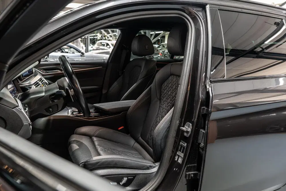 BMW 5-serie 520i Business Edition Plus Sensatec M Sp uit 2023, foto 3