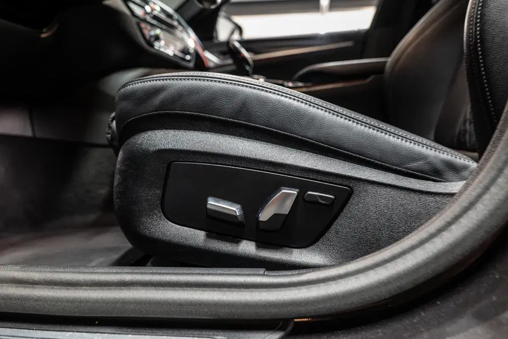 BMW 5-serie 520i Business Edition Plus Sensatec M Sp uit 2023, foto 4